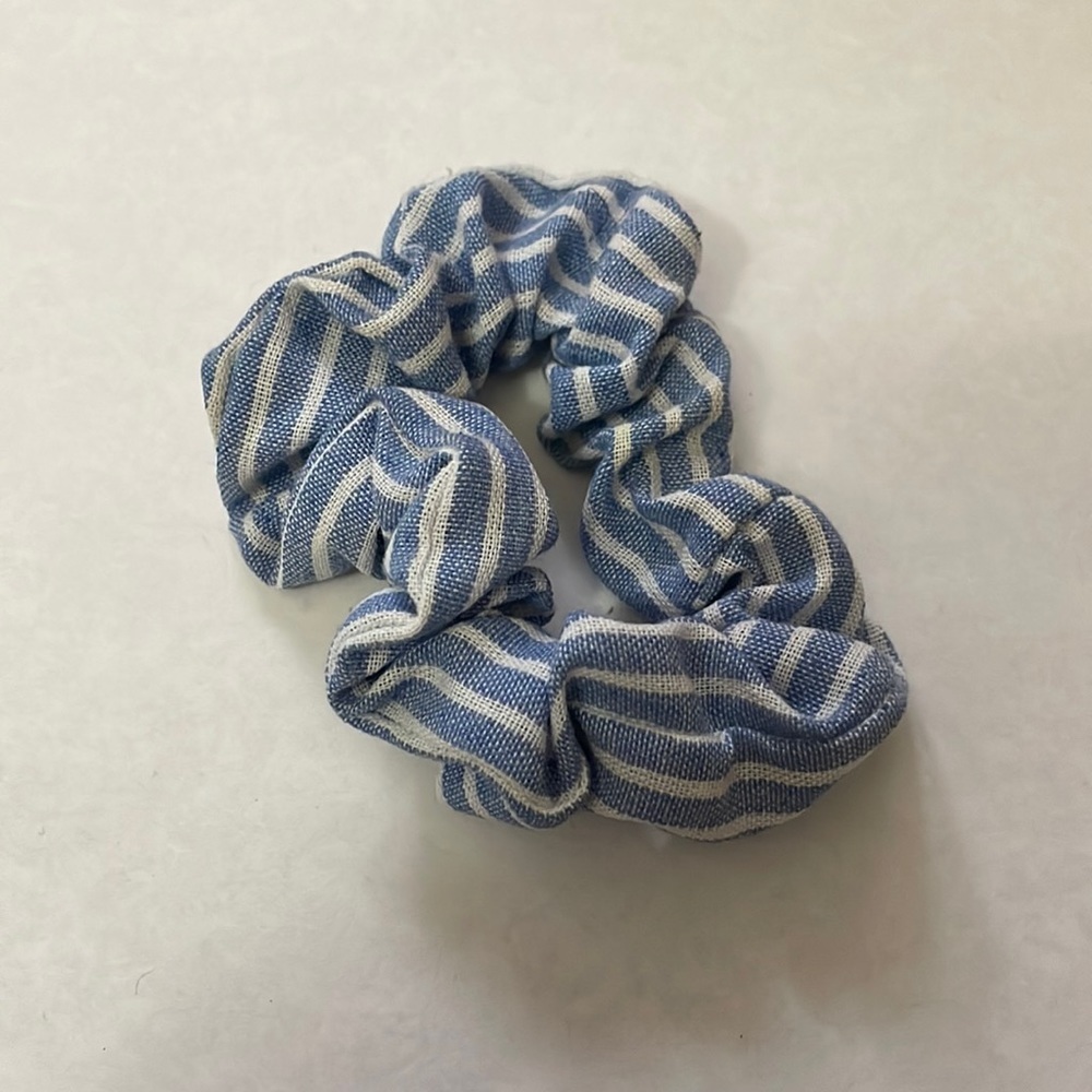(bundle 3/$15) Striped scrunchie